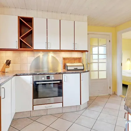 Six-bedroom Holiday In 1 *